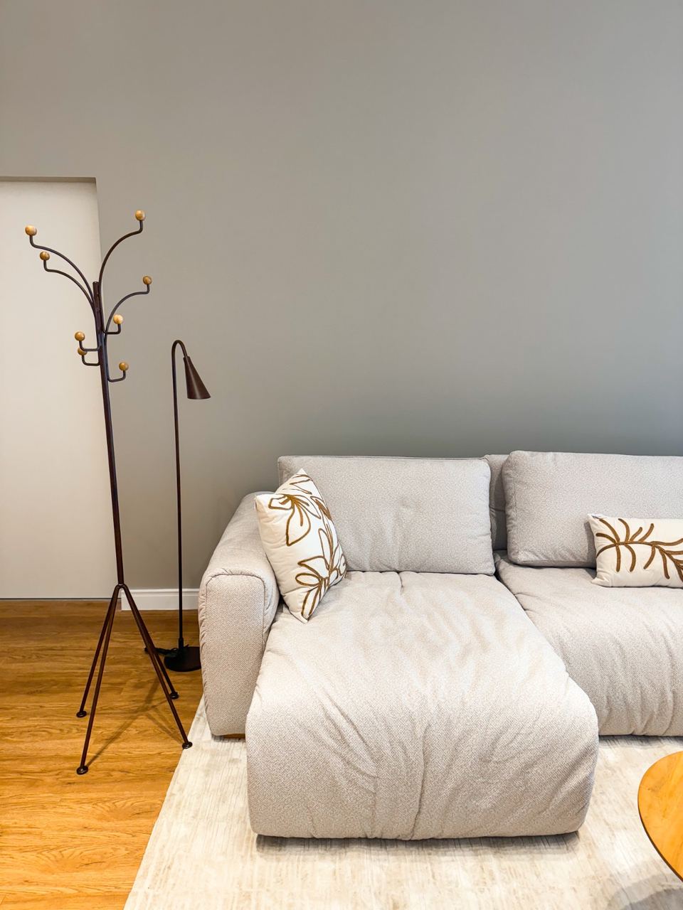 Chaise com cabideiro e luminária — décor do showroom